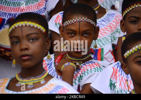 Ein Mädchen, das in eine Hausa-Fulani-Kultur gekleidet ist, um am 12. Dezember 2019 in Lagos, Nigeria, das Festival der Regierung des Bundesstaates Lagos mit Weihnachtsliedern und neun Unterrichtsstunden zu feiern. (Foto von Olukayode Jaiyeola/NurPhoto) Stockfoto