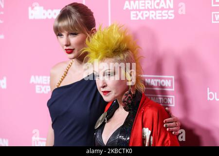 HOLLYWOOD, LOS ANGELES, KALIFORNIEN, USA - 12. DEZEMBER: Die Sängerinnen Taylor Swift und Cyndi Lauper kommen zu den 2019 Billboard Women in Music presented by YouTube Music, die am 12. Dezember 2019 im Hollywood Palladium in Hollywood, Los Angeles, Kalifornien, USA, abgehalten wurden. (Foto von Xavier Collin/Image Press Agency/NurPhoto) Stockfoto