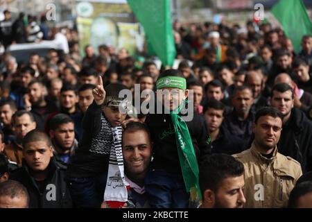 Palästinenser nehmen am 13. Dezember 2019 an einer Kundgebung zum 32.. Jahrestag der Gründung der islamistischen Hamas-Bewegung in Khan Yunis im südlichen Gazastreifen Teil. (Foto von Majdi Fathi/NurPhoto) Stockfoto