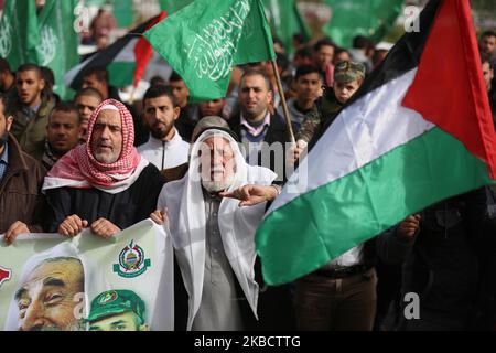 Palästinenser nehmen am 13. Dezember 2019 an einer Kundgebung zum 32.. Jahrestag der Gründung der islamistischen Hamas-Bewegung in Khan Yunis im südlichen Gazastreifen Teil. (Foto von Majdi Fathi/NurPhoto) Stockfoto