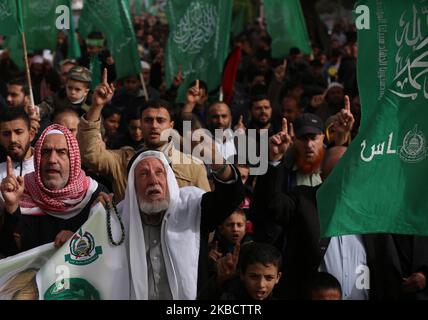 Palästinenser nehmen am 13. Dezember 2019 an einer Kundgebung zum 32.. Jahrestag der Gründung der islamistischen Hamas-Bewegung in Khan Yunis im südlichen Gazastreifen Teil. (Foto von Majdi Fathi/NurPhoto) Stockfoto