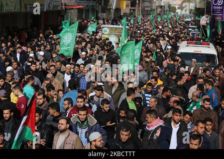 Palästinenser nehmen am 13. Dezember 2019 an einer Kundgebung zum 32.. Jahrestag der Gründung der islamistischen Hamas-Bewegung in Khan Yunis im südlichen Gazastreifen Teil. (Foto von Majdi Fathi/NurPhoto) Stockfoto