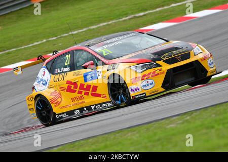 Fotoaktion Aurelien Panis Fahrer des Comtoyou DHL Team Cupra Racing beim FIA WTCR Rennen von Malaysia auf dem Sepang International Circuit am 13. Dezember 2019 in Sepang, Selangor, Malaysia (Foto von Muhammad Amir Abidin/NurPhoto) Stockfoto