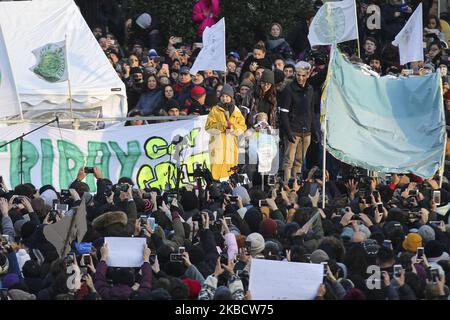 Hunderte von Menschen, hauptsächlich Studenten, nehmen an der Rede der jungen schwedischen Aktivistin Greta Thunberg während der Veranstaltung „Freitag für die Zukunft“ gegen den Klimawandel am 13. Dezember auf der Piazza Castello in Turin, Italien, Teil. (Foto von Massimiliano Ferraro/NurPhoto) Stockfoto