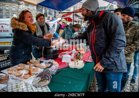 Eine Gruppe von Frauen serviert kostenlose Sandwiches, während der ersten Aktion, die die Landwirte am 13.. Dezember 2019 in Amsterdam ergriffen haben. (Foto von Romy Arroyo Fernandez/NurPhoto) Stockfoto