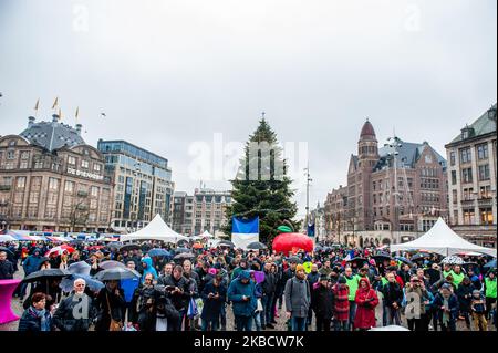 Die Menschen hören den Reden zu, die auf dem Dam-Platz während der ersten Aktion der Landwirte in Amsterdam am 13.. Dezember 2019 gehalten wurden. (Foto von Romy Arroyo Fernandez/NurPhoto) Stockfoto