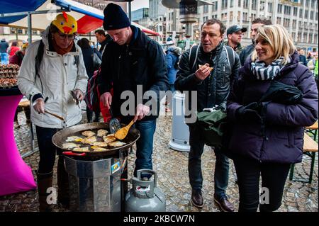 Eine Frau und ein Mann bieten während der ersten Aktion, die die Landwirte am 13.. Dezember 2019 in Amsterdam ergriffen haben, kostenlos Spiegeleier an. (Foto von Romy Arroyo Fernandez/NurPhoto) Stockfoto