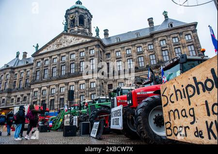 Eine Gruppe von Traktoren parkt am Dam-Platz während der ersten Aktion der Landwirte in Amsterdam am 13.. Dezember 2019. (Foto von Romy Arroyo Fernandez/NurPhoto) Stockfoto