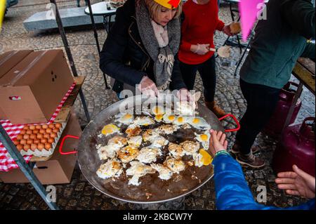 Eine Frau serviert Spiegeleier während der ersten Aktion, die die Landwirte am 13.. Dezember 2019 in Amsterdam ergriffen haben. (Foto von Romy Arroyo Fernandez/NurPhoto) Stockfoto