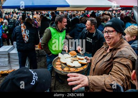 Eine Frau hält leere Brote, während sie auf das Fleisch wartet, während der ersten Aktion, die die Landwirte am 13.. Dezember 2019 in Amsterdam ergriffen haben. (Foto von Romy Arroyo Fernandez/NurPhoto) Stockfoto