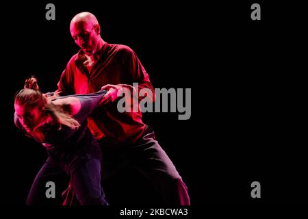 Schauspieler des Choreographischen Wettbewerbs für zeitgenössischen Tanz 33. treten am 13. Dezember 2019 in Madrid, Spanien, auf. (Foto von Antonio Navia/NurPhoto) Stockfoto