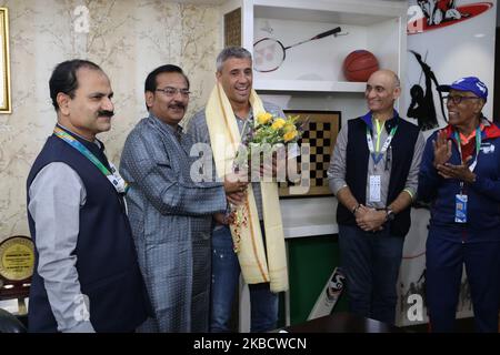 Der argentinische Fußballtrainer und ehemalige Spieler Hernan Jorge Crespo trifft sich am 13,2019. Dezember in Kalkutta, Indien, mit dem Sportminister Aroop Biswas (Foto: Debajyoti Chakraborty/NurPhoto) Stockfoto