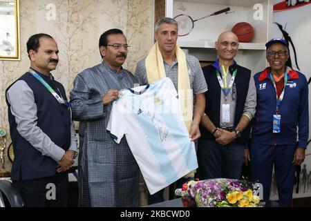 Der argentinische Fußballtrainer und ehemalige Spieler Hernan Jorge Crespo trifft sich am 13,2019. Dezember in Kalkutta, Indien, mit dem Sportminister Aroop Biswas (Foto: Debajyoti Chakraborty/NurPhoto) Stockfoto