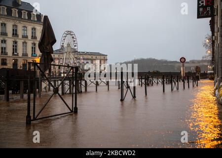 Kurz vor der Flut, den heftigen Regenfällen und dem großen Anschwellen wird das Zentrum von Bayonne, Frankreich, am 13. Dezember 2019 überflutet. Im Südwesten Frankreichs, in den pyrenäen, gibt es immer noch einen Sturm. (Foto von Jerome Gilles/NurPhoto) atlantiques', ein starker Regen, starke Winde, riesige Wellen, Flutfluten, Hochwasser, Flut in der Stadt, Straße schließt wegen Überschwemmung.an der Küste kam heute Morgen ein riesiger Wellengang mit sehr starken Winden, Herbststrände waren geschlossen. Stockfoto