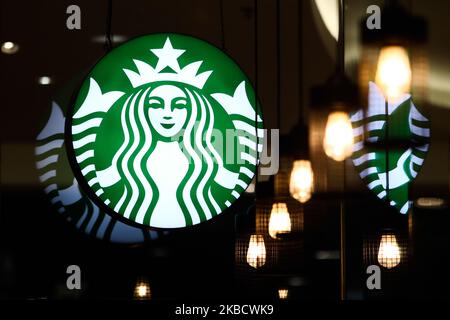 Das Starbucks Logo ist am 25. November 2019 im Restaurant in Krakau, Polen, zu sehen. (Foto von Jakub Porzycki/NurPhoto) Stockfoto