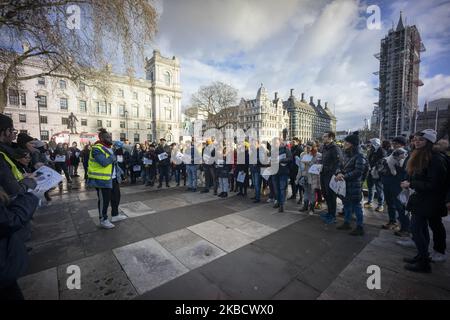 Die pazifistische italienische Basisbewegung "6000 Sardinen" demonstriert am 14. Dezember 2019 auf dem Parliament Square, in London und gleichzeitig in anderen europäischen Hauptstädten gegen den Aufstieg des Nationalismus und der extremen Rechten (Foto: Fabio Burrelli/NurPhoto) Stockfoto