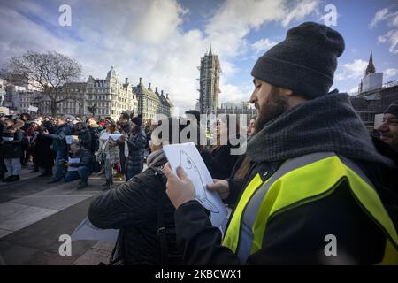 Die pazifistische italienische Basisbewegung "6000 Sardinen" demonstriert am 14. Dezember 2019 auf dem Parliament Square, in London und gleichzeitig in anderen europäischen Hauptstädten gegen den Aufstieg des Nationalismus und der extremen Rechten (Foto: Fabio Burrelli/NurPhoto) Stockfoto