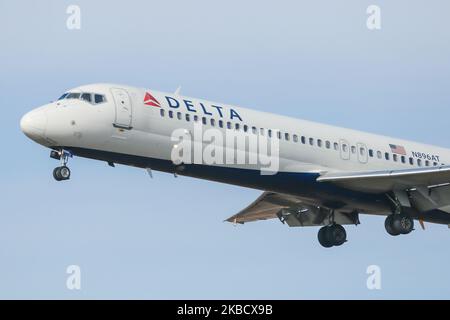 Delta Air Lines Boeing 717-200-Flugzeug, gesehen bei der endgültigen Landung auf dem New York JFK John F. Kennedy International Airport, NYC, USA. Das Flugzeug hat die Registrierung N896AT. Delta Airlines DL DAL nutzt den Flughafen JFK als Drehscheibe. Die Fluggesellschaft ist die größte Fluggesellschaft der Welt und Mitglied der SkyTeam-Luftfahrtallianz. (Foto von Nicolas Economou/NurPhoto) Stockfoto