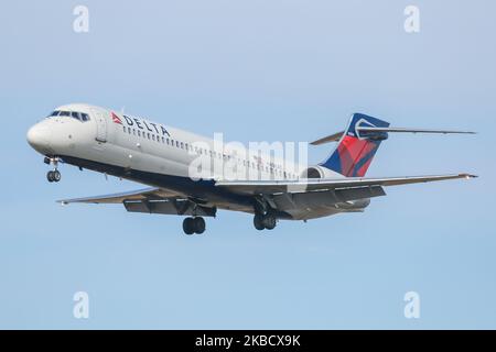 Delta Air Lines Boeing 717-200-Flugzeug, gesehen bei der endgültigen Landung auf dem New York JFK John F. Kennedy International Airport, NYC, USA. Das Flugzeug hat die Registrierung N896AT. Delta Airlines DL DAL nutzt den Flughafen JFK als Drehscheibe. Die Fluggesellschaft ist die größte Fluggesellschaft der Welt und Mitglied der SkyTeam-Luftfahrtallianz. (Foto von Nicolas Economou/NurPhoto) Stockfoto