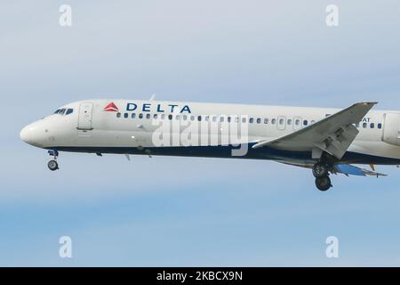 Delta Air Lines Boeing 717-200-Flugzeug, gesehen bei der endgültigen Landung auf dem New York JFK John F. Kennedy International Airport, NYC, USA. Das Flugzeug hat die Registrierung N896AT. Delta Airlines DL DAL nutzt den Flughafen JFK als Drehscheibe. Die Fluggesellschaft ist die größte Fluggesellschaft der Welt und Mitglied der SkyTeam-Luftfahrtallianz. (Foto von Nicolas Economou/NurPhoto) Stockfoto