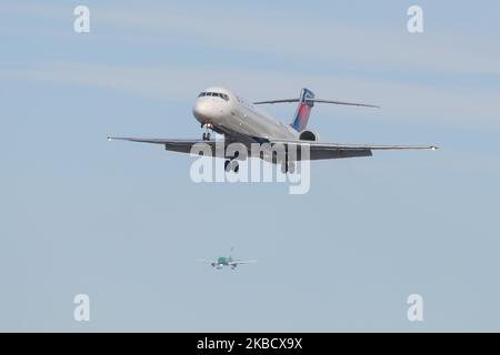 Delta Air Lines Boeing 717-200-Flugzeug, gesehen bei der endgültigen Landung auf dem New York JFK John F. Kennedy International Airport, NYC, USA. Das Flugzeug hat die Registrierung N896AT. Delta Airlines DL DAL nutzt den Flughafen JFK als Drehscheibe. Die Fluggesellschaft ist die größte Fluggesellschaft der Welt und Mitglied der SkyTeam-Luftfahrtallianz. (Foto von Nicolas Economou/NurPhoto) Stockfoto