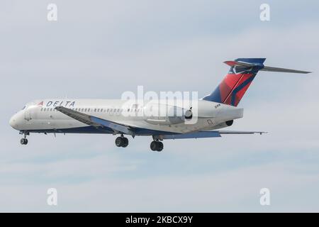 Delta Air Lines Boeing 717-200-Flugzeug, gesehen bei der endgültigen Landung auf dem New York JFK John F. Kennedy International Airport, NYC, USA. Das Flugzeug hat die Registrierung N896AT. Delta Airlines DL DAL nutzt den Flughafen JFK als Drehscheibe. Die Fluggesellschaft ist die größte Fluggesellschaft der Welt und Mitglied der SkyTeam-Luftfahrtallianz. (Foto von Nicolas Economou/NurPhoto) Stockfoto