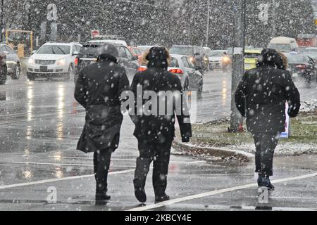 Am 14. Dezember 2019 bedeckte nasser Schnee die Stadt Toronto, Ontario, Kanada. Der Sturm brachte Regen und nassen Schnee über den Großraum Toronto und ließ zwischen 3-5 cm Schnee auf dem Boden liegen. (Foto von Creative Touch Imaging Ltd./NurPhoto) Stockfoto