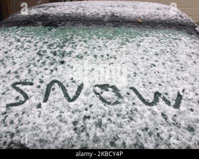 Das Wort „jetzt“ auf der Windschutzscheibe eines Fahrzeugs, als nasser Schnee die Stadt Toronto, Ontario, Kanada, am 14. Dezember 2019 bedeckte. Der Sturm brachte Regen und nassen Schnee über den Großraum Toronto und ließ zwischen 3-5 cm Schnee auf dem Boden liegen. (Foto von Creative Touch Imaging Ltd./NurPhoto) Stockfoto