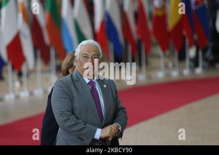 Antonio Costa, der Premierminister von Portugal, kommt auf dem roten Teppich mit den Flaggen im Hintergrund beim Treffen der Staats- und Regierungschefs der EU des Europäischen Rates - Euro-Gipfels - im Forum Europa Building, dem Sitz der EU. Brüssel, Belgien - 12. Dezember 2019 (Foto von Nicolas Economou/NurPhoto) Stockfoto