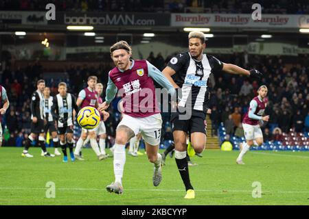 Joelinton von Newcastle United und Jeff Hendrick von Burnley kämpfen während des Premier League-Spiels zwischen Burnley und Newcastle United in Turf Moor, Burnley am Samstag, den 14.. Dezember 2019. (Foto von Pat Scaasi/MI News/NurPhoto ) Stockfoto