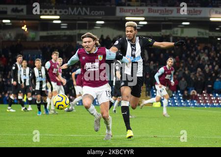 Joelinton von Newcastle United und Jeff Hendrick von Burnley kämpfen während des Premier League-Spiels zwischen Burnley und Newcastle United in Turf Moor, Burnley am Samstag, den 14.. Dezember 2019. (Foto von Pat Scaasi/MI News/NurPhoto ) Stockfoto