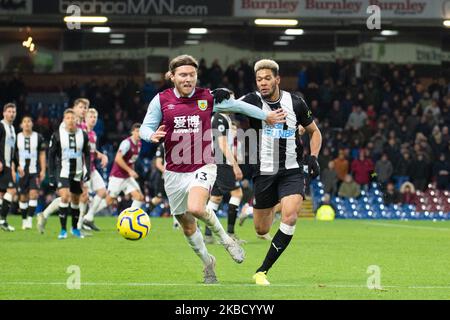 Joelinton von Newcastle United und Jeff Hendrick von Burnley kämpfen während des Premier League-Spiels zwischen Burnley und Newcastle United in Turf Moor, Burnley am Samstag, den 14.. Dezember 2019. (Foto von Pat Scaasi/MI News/NurPhoto ) Stockfoto