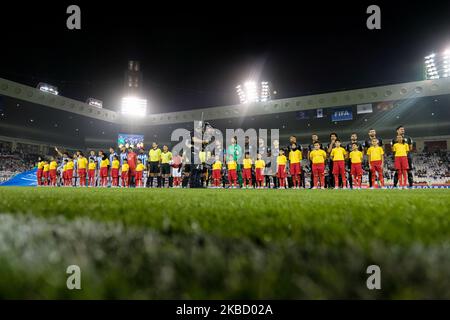 Die Teams von Al Sadd und Monterrey stehen vor dem FIFA Club World Cup 2.-Spiel zwischen Monterrey und Al-Sadd Sports Club am 14. Dezember 2019 im Jassim bin Hamad Stadium in Doha, Katar, an. (Foto von Simon Holmes/NurPhoto) Stockfoto