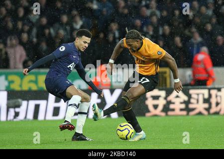 DELE Alli von Tottenham Hotspur in einer Herausforderung mit Adama TraorÃ© von Wolverhampton Wanderers während des Premier League-Spiels zwischen Wolverhampton Wanderers und Tottenham Hotspur in Molineux, Wolverhampton am Sonntag, 15.. Dezember 2019. (Foto von Simon Newbury/MI News/NurPhoto) Stockfoto