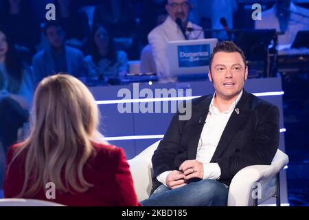 Die italienische Sängerin Tiziano Ferro (R) und Mara Venier besuchen am 15. Dezember 2019 die TV-Show „Domenica in“ in den Rai Studios in Rom, Italien. (Foto von Mauro Fagiani/NurPhoto) Stockfoto