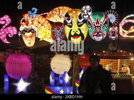 Riesige Installationen von Laternen sind am 15. Dezember 2019 beim Weihnachtsfest der chinesischen Riesenlaternen „Legends of China“ im Landschaftspark Pechersk in Kiew, Ukraine, zu sehen. Mehr als 30 riesige Installation aus Laternen präsentiert für Besucher: Die legendäre Terrakotta-Armee, die Chinesische Mauer, die Peking-Oper, die Unterwasserwelt, Figuren aus alten chinesischen Märchen und Legenden, der chinesische Zoo, Paradies-Vogelgärten, Flamingos, Pandas, Riesige Blumen und Allee der Liebhaber. (Foto von STR/NurPhoto) Stockfoto