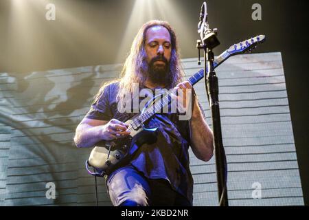 John Petrucci vom Dream Theater spielt am 20 2014. Januar live im Mediolanum Forum in Mailand, Italien (Foto: Mairo Cinquetti/NurPhoto) Stockfoto