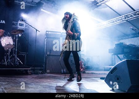 Wolfmother spielt am 01 2014. Juli live in Mailand, Italien. Wolfmother sind eine australische Hard Rock Band aus Sydney, New South Wales. Die 2004 gegründete Gruppe konzentriert sich auf Sänger und Gitarrist Andrew Stockdale, der das einzige ständige Mitglied der Formation ist (Foto: Mairo Cinquetti/NurPhoto) Stockfoto