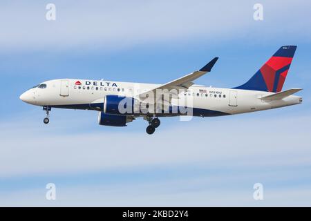 Delta Air Lines Airbus A220-100-Flugzeuge, gesehen bei der endgültigen Landung mit Landeanflug auf dem John F. Kennedy International Airport in New York am 14. November 2019 in New York, USA. Das Flugzeug hat die Registrierung N121DU, 2x PW-Düsentoiletten. Das in Airbus A220 umbenannte Flugzeug war Bombardier CS100, BD-500-1A10. Delta Air Lines DL Delta ist die größte Fluggesellschaft der Welt mit einem Drehkreuz in New York-JFK. (Foto von Nicolas Economou/NurPhoto) Stockfoto