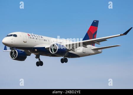 Delta Air Lines Airbus A220-100-Flugzeuge, gesehen bei der endgültigen Landung mit Landeanflug auf dem John F. Kennedy International Airport in New York am 14. November 2019 in New York, USA. Das Flugzeug hat die Registrierung N121DU, 2x PW-Düsentoiletten. Das in Airbus A220 umbenannte Flugzeug war Bombardier CS100, BD-500-1A10. Delta Air Lines DL Delta ist die größte Fluggesellschaft der Welt mit einem Drehkreuz in New York-JFK. (Foto von Nicolas Economou/NurPhoto) Stockfoto