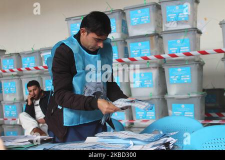 Die ArbeiterInnen der Unabhängigen Wahlkommission (IEC) berichten über die Wahlen zum Präsidenten in Badakhshan, Afghanistan, 15. Dezember 2019. Das Wahlteam für Abdullahs Team hatte die IEC daran gehindert, in sieben der 34 Provinzen Afghanistans auf die Neuauszählung zuzugreifen, aber sie erlaubten der IEC kürzlich, in diesen sieben Provinzen von der Leistung zu berichten. (Foto von Mohammad Sharif Shayeq/NurPhoto) Stockfoto