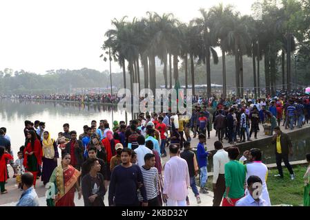 Die Menschen in Bangladesch feierten am 16. Dezember 2019 die Feierlichkeiten zum Victory Day in Dhaka, Bangladesch. Bangladesch feiert seinen 49.. Siegestag, um des Sieges des Oberkommandos der Alliierten über die pakistanischen Streitkräfte im Bangladesh-Befreiungskrieg 1971 zu gedenken. Bangladesch wurde am 16. Dezember 1971 nach einem neunmonatigen blutigen Krieg mit Pakistan zu einer freien Nation. (Foto von Mamunur Rashid/NurPhoto) Stockfoto