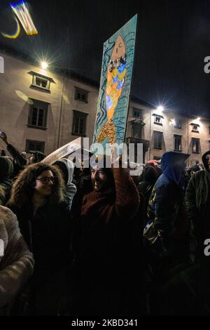 Tausende Demonstranten nehmen an der Kundgebung der Sardinenbewegung in Pisa am 15. Dezember 2019 Teil. Die Sardinenbewegung ist eine Anti-League-Bewegung, die gegen die Hasspolitik des Führers der rechtsextremen Liga (Lega) in Italien, Matteo Salvini, protestiert. (Foto von Enrico Mattia Del Punta/NurPhoto) Stockfoto