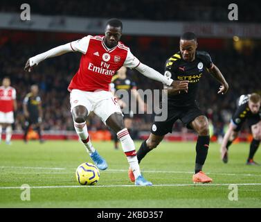 Nicolas Pepe von Arsenal hält während der englischen Premier League zwischen Arsenal und Manchester City am 15. Dezember 2019 den Raheem Sterling von Manchester City im Emirates Stadium in London, England. (Foto von Action Foto Sport/NurPhoto) Stockfoto