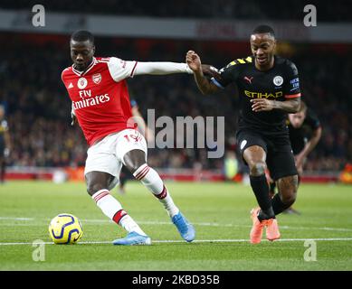 Nicolas Pepe von Arsenal hält während der englischen Premier League zwischen Arsenal und Manchester City am 15. Dezember 2019 den Raheem Sterling von Manchester City im Emirates Stadium in London, England. (Foto von Action Foto Sport/NurPhoto) Stockfoto