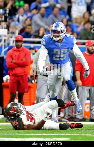 Detroit Lions läuft zurück Wes Hills (36) behält den Ball, nachdem er unter dem Druck der Tampa Bay Buccaneers für die Wertung gelaufen ist starke Sicherheit Andrew Adams (39) während der zweiten Hälfte eines NFL-Fußballspiels gegen die Tampa Bay Buccaneers in Detroit, Michigan, USA, am Sonntag, den 15. Dezember 2019. (Foto von Amy Lemus/NurPhoto) Stockfoto