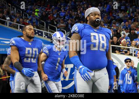 Detroit Lions defensive Tackle Damon Harrison (98), Detroit Lions Quarterback Kyle Sloter (1) und Detroit Lions defensive End Trey Flowers (90) treten während der zweiten Hälfte eines NFL-Fußballspiels gegen die Tampa Bay Buccaneers in Detroit, Michigan, USA, am Sonntag, den 15. Dezember 2019, auf das Feld. (Foto von Amy Lemus/NurPhoto) Stockfoto