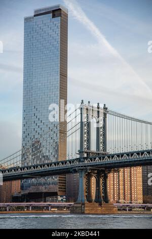 Am frühen Morgen Blick auf die ikonische Manhattan Bridge aus der Sicht des Dumbo Viertels in Brooklyn, NYC, USA am 14. November 2019. Die 448m. Lange Hängebrücke ist ein Wahrzeichen der Stadt New York, eine Touristenattraktion, die den East River überquert und Lower Manhattan mit der Innenstadt von Brooklyn verbindet. Die metallische Eisenbrücke ist aktiv mit Verkehr, 7 Fahrspuren und 4 Bahngleisen für die U-Bahn und Fahrräder. Es wurde 1909 von der Phoenix Bridge Company für den Verkehr geöffnet und von Leon Moisseiff entworfen. (Foto von Nicolas Economou/NurPhoto) Stockfoto