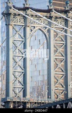 Am frühen Morgen Blick auf die ikonische Manhattan Bridge aus der Sicht des Dumbo Viertels in Brooklyn, NYC, USA am 14. November 2019. Die 448m. Lange Hängebrücke ist ein Wahrzeichen der Stadt New York, eine Touristenattraktion, die den East River überquert und Lower Manhattan mit der Innenstadt von Brooklyn verbindet. Die metallische Eisenbrücke ist aktiv mit Verkehr, 7 Fahrspuren und 4 Bahngleisen für die U-Bahn und Fahrräder. Es wurde 1909 von der Phoenix Bridge Company für den Verkehr geöffnet und von Leon Moisseiff entworfen. (Foto von Nicolas Economou/NurPhoto) Stockfoto