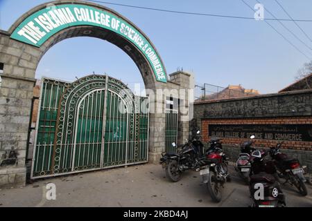 Szene des Islamia College, nachdem Studenten am 17. Dezember 2019 in Srinagar, dem von Indien verwalteten Kaschmir, mit indischen Streitkräften zusammenprallten. Am 15. Dezember brachen im Islamia College Proteste gegen die Anwendung von Gewalt gegen Studenten an der Jamia Millia University in der indischen Hauptstadt Neu-Delhi aus. (Foto von Muzamil Mattoo/NurPhoto) Stockfoto